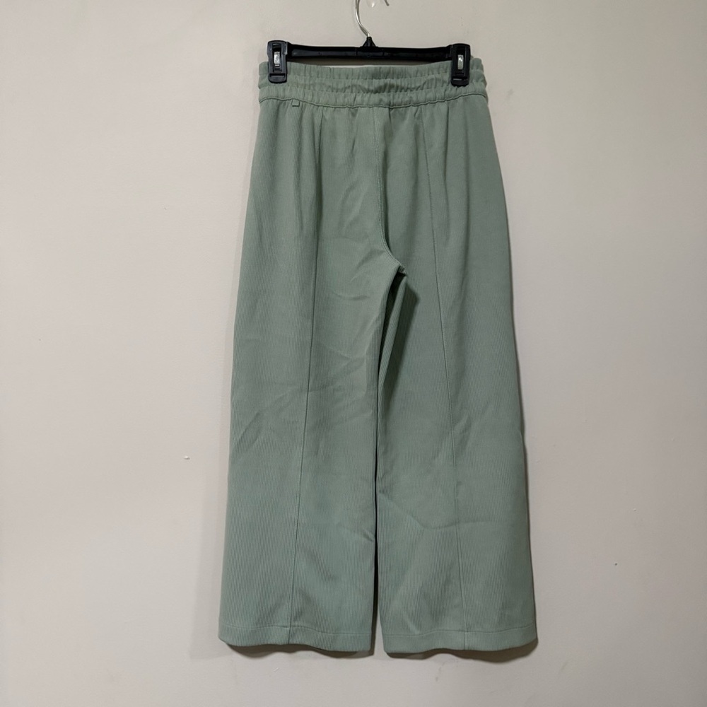 Lululemon Ribbed Softstreme Mid-Rise Wide-Leg Cropped Pant 25"
Palm Court Size 6 - Picture 9 of 12